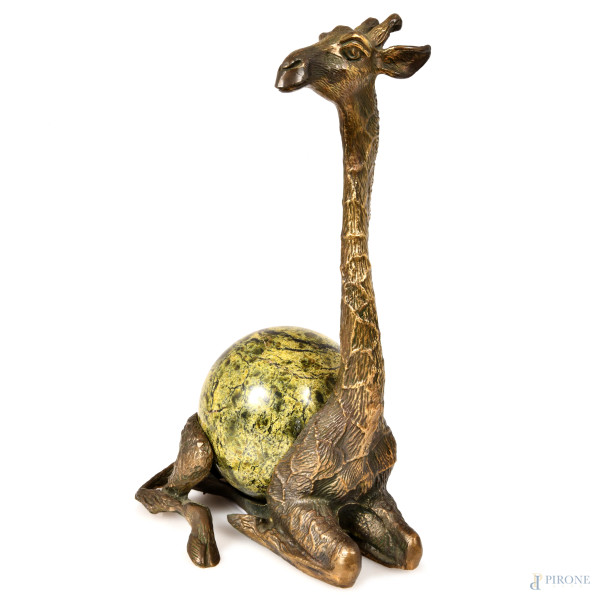 Fermacarte in bronzo a guisa di giraffa on sfera in marmo verde, XX secolo, cm 22x15x10