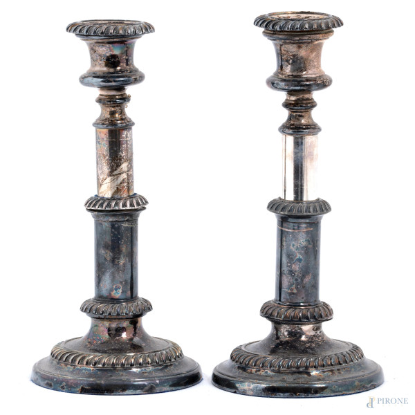 Coppia di candelieri in metallo argentato, XX secolo, altezza massima cm 23, (segni di usura)
