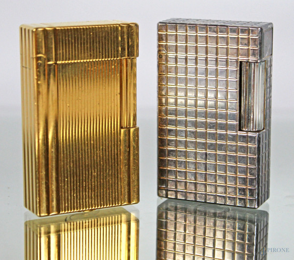 Lotto di due accendini Dupont, in metallo argentato e dorato, misure max cm 6x3,5x1