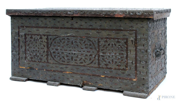 Baule in legno con applicazioni in metallo lavorato, cm h 56x111,5x56, prima metà XX secolo, (difetti).