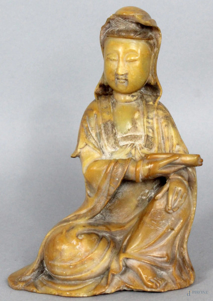 Divinit&#224; orientale, scultura in pietra saponaria inizi XX sec. H.15,5cm.