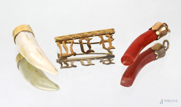 Lotto di due pendenti in corallo bianco e rosso con finiture in oro ed una spilla in oro 18 kt