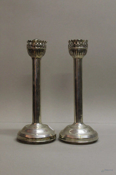 Coppia candelieri in metallo argentato con finale argento, h. 27 cm.
