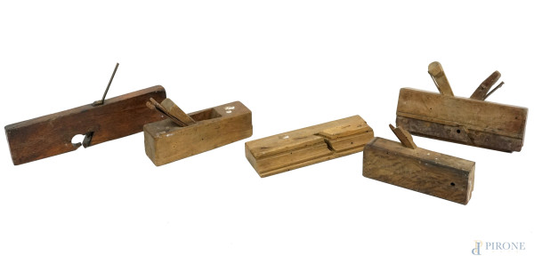 Lotto di cinque pialle in legno, XX secolo, lunghezza max cm 30, (difetti)