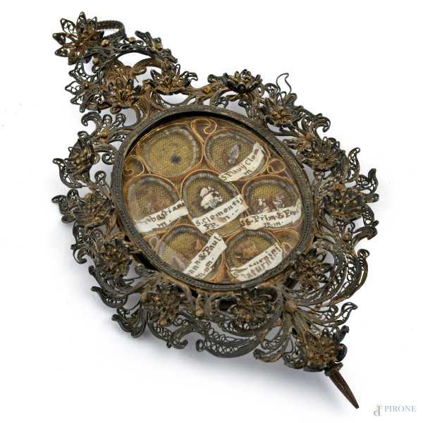 Ex voto con struttura in argento finemente cesellato a girali, XIX-XX secolo, cm 18x10, peso lordo complessivo gr 105 (segni di usura, difetti, mancanze)