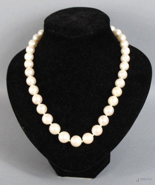 Collana di perle australiane bianche, lunghezza 48 cm, diametro a scalare da 12 a 9 cm, chiusura in oro 18 kt.