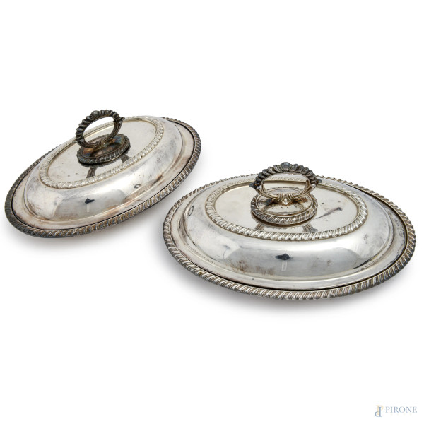 Coppia di legumiere in Sheffield  con orlo e presa cesellata rimovibile, misure cm 10,5x22,5x16,5