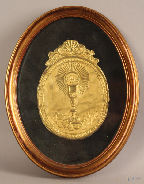 Placca in metallo sbalzato e dorato, raffigurante Corpus Domini, altezza 16 cm, XIX secolo, entro cornice.