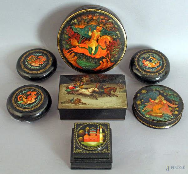 Lotto composto da sette scatole in legno dipinto, arte russa, misure max. 13,5x9 cm, anni &#39;70 - &#39;80.
