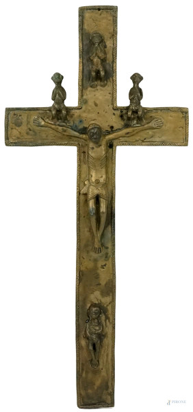 Crocifisso in metallo dorato, arte africana, XX secolo, cm 40x18, (lievi difetti).