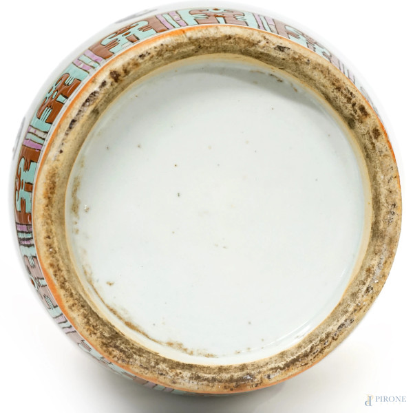 Vaso in porcellana decorata in policromia con vasi di bonsai, fiori e ideogrammi, Cina, XX secolo...