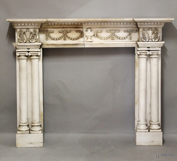 Camino dell&#39;800 in marmo con bassorilievi a soggetto di festoni, laterali a colonne(difetti), h 115x150