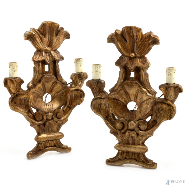 Coppia di applique a due luci in legno intagliato e dorato, XIX-XX secolo, cm 40x27, (segni di usura, scalfiture, rotture, difetti)