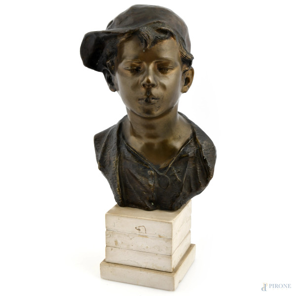 Busto di scugnizzo, scultura in bronzo da Vincenzo De Martino su base in marmo, altezza cm 46, firmato al retro, (segni di usura, piccole scalfiture)