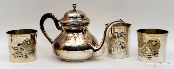 Lotto composto da tre bicchieri Brandimarte ed una caffettiera in metallo argentato, H massima 16 cm.