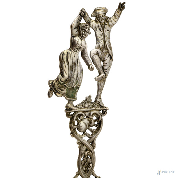 Lotto di due posate da portata in argento finemente cesellato con prese raffiguranti popolani che...