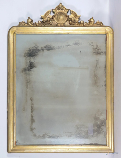 Specchiera in legno intagliato e dorato, XX secolo, cm 127x89, (segni di usura, scalfiture, perdite di doratura, difetti)