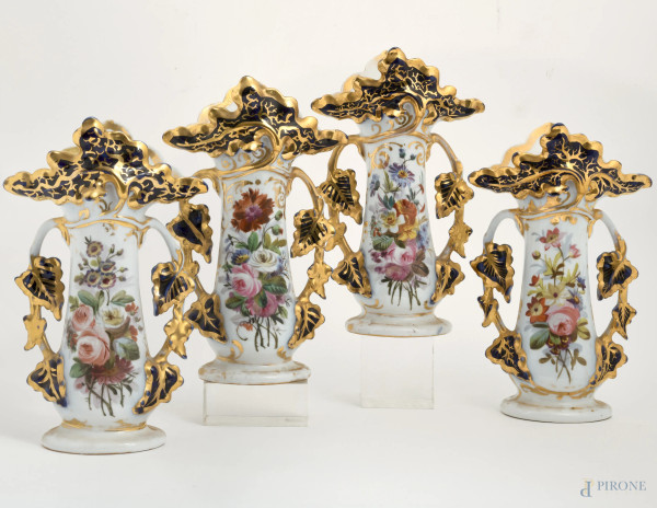 Quattro vasi in stile Luigi Filippo in porcellana bianca con decori floreali e volute nei toni dell'oro su sfondo blu. Doppie prese a guisa di racemi, XX secolo, cm 27x17x12, (difetti)