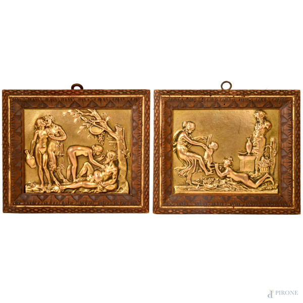 Coppia di placche in metallo dorato lavorato a bassorilievo con scene di ispirazione mitologica, XX secolo, cm 10,5x13