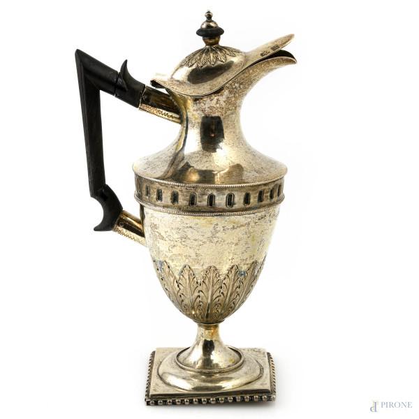 Caffettiera in argento inglese con manico in legno dipinto, altezza cm 24,5, peso lordo gr 450, (segni di usura, difetti, rotture)