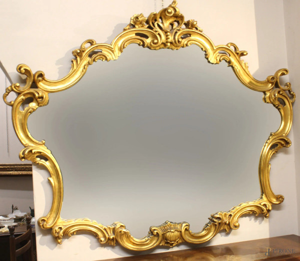 Specchiera di linea sagomata in legno intagliato e dorato, altezza 98x123 cm, XX secolo.