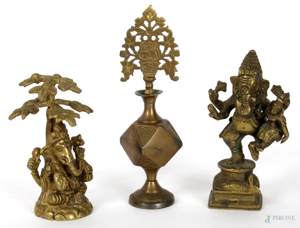 Lotto di tre sculture induiste in bronzo, altezza max cm. 15, XX secolo.