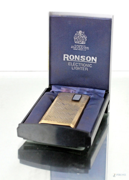 Accendino Ronson in oro 750, di forma rettangolare, cm 7x3,5x1, entro custodia originale