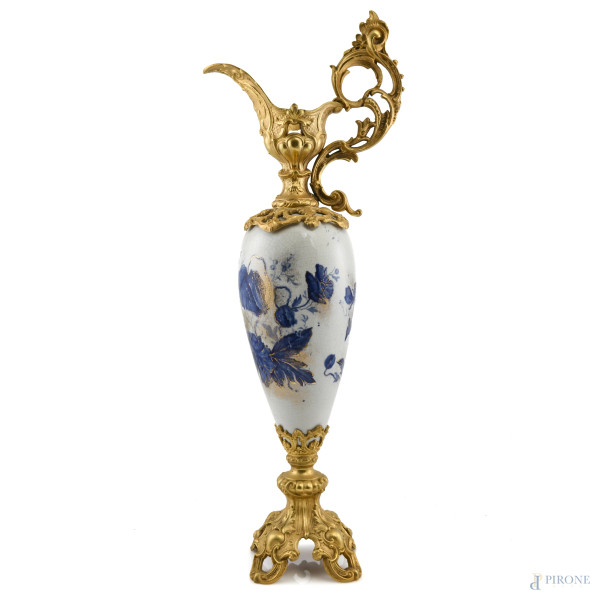 Versatoio in bronzo dorato e porcellana decorata a motivi floreali, XX secolo, altezza cm 59,5, (segni di usura)