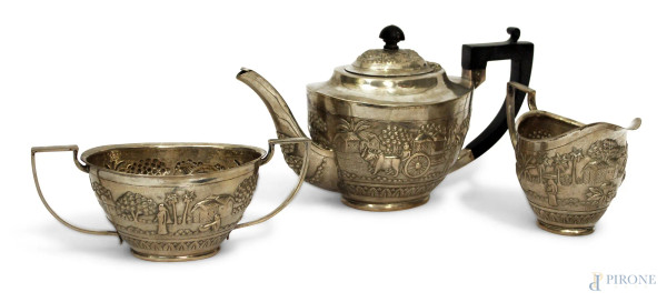 Servizio da tè in argento sbalzato a motivi di vita rurale, pz.3, gr.1000, h.mx15 cm