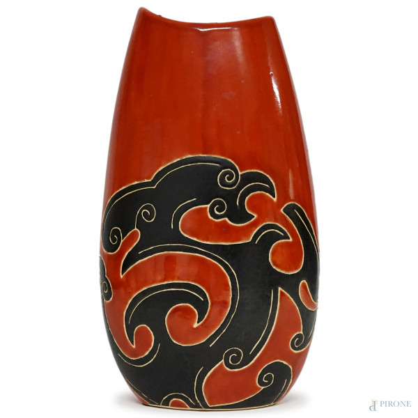 Vaso in maiolica smaltata color mattone con decori astratti, cm h 37,5, marcato sotto la base.