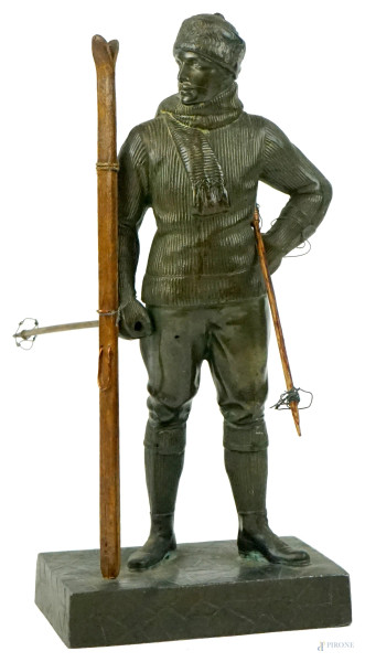 Sciatore, scultura in metallo, cm h 25, XX secolo.