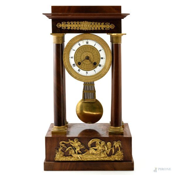 Orologio in stile Carlo X in legno impiallacciato con inserti in bronzo dorato, XX secolo, cm 51,5x28x18, (segni di usura, scalfiture, difetti, da revisionare)
