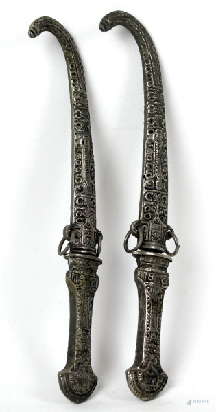 Due tagliacarte in metallo argentato a forma di pugnali, lunghezza cm  21,5, XX secolo