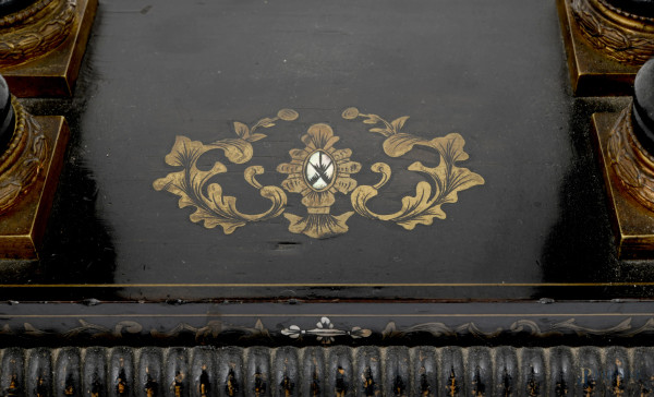 Pendola a tempietto Napoleone III in legno ebanizzato, metà del XIX secolo, cm 45x23x14, Meccanis...