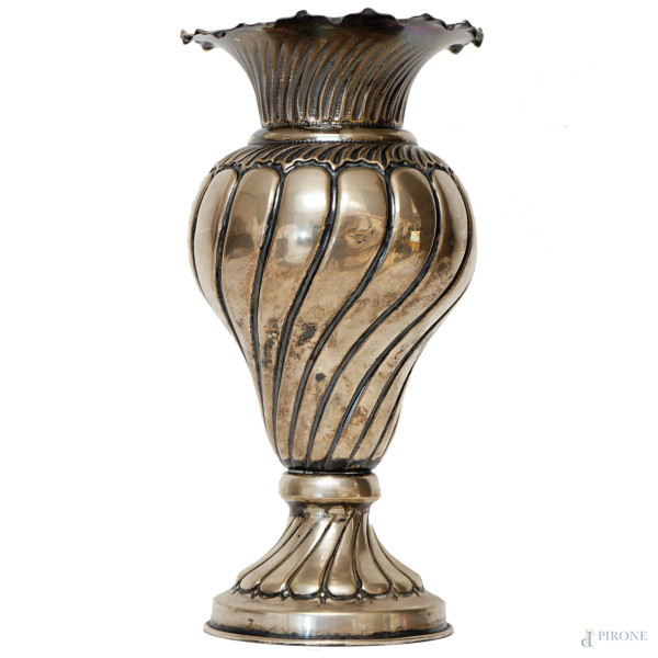 Vaso in argento, corpo a balaustro con lavorazione a torchon eseguita a sbalzo, bordo smerlato, inizi XX secolo, cm h 25,  gr 376