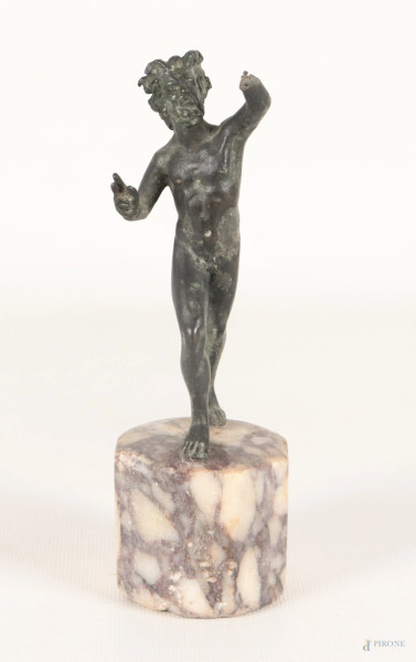 Fauno danzante, XIX-XX secolo, scultura in bronzo su base in marmo brecciato, altezza scultura cm 12,5; altezza con base cm 18, (segni di usura, difetti, mancanze)