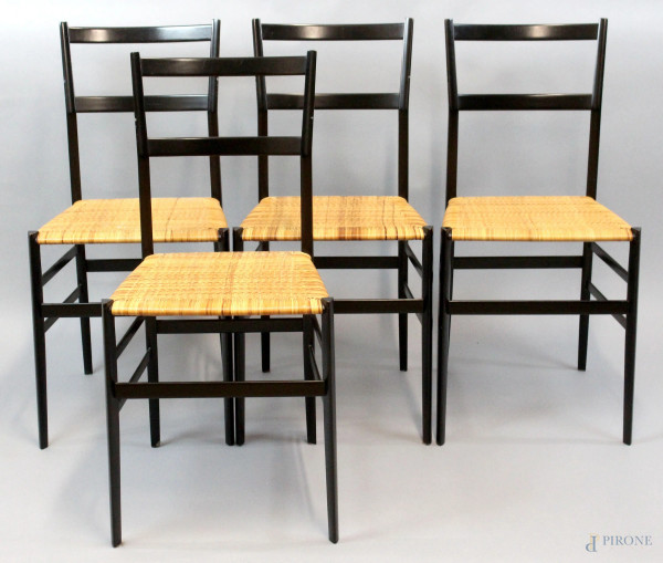 Quattro sedie Cassina, modello Superleggera design Gio Ponti, struttura in legno laccato nero, altezza cm 83.