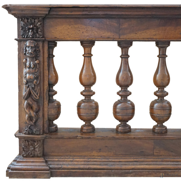Balaustra in massello di noce scolpito, XIX secolo, cm h 89,5x273x52, (segni del tempo)