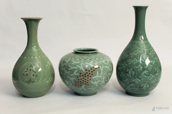 Lotto composto da tre vasi in porcellana verde, H massima 30 cm.