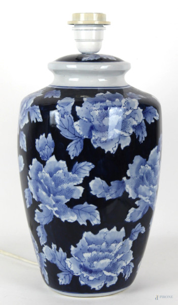 Lampada da tavolo in porcellana bianca e blu a decoro di fiori, altezza cm 37, arte orientale, XX secolo