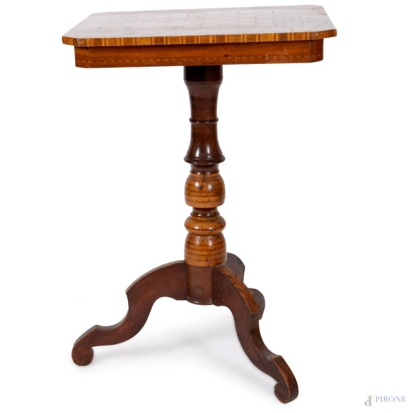 Tavolinetto in varie essenze con piano ottagonale ad intarsi a scacchiera. Tre piedi mossi e fusto tornito. XX secolo, cm 73,5x50x50 (segni di usura, graffi)