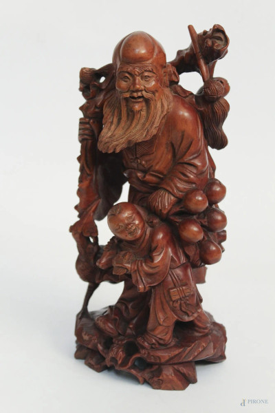 Santone con fanciullo, scultura in tek, Cina XX sec., H 26 cm.