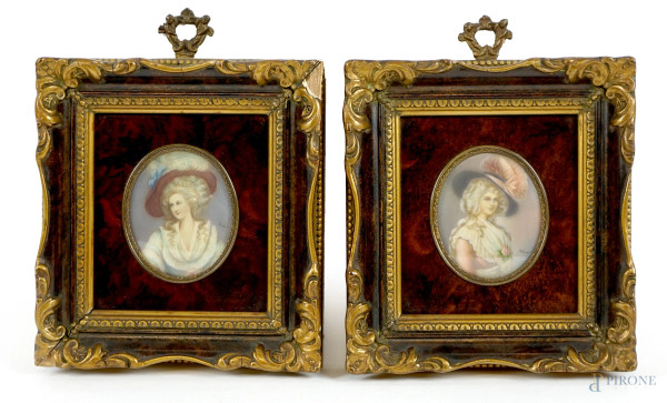 Coppia di miniature raffiguranti nobildonne, XIX secolo, cm 6x5, entro cornici.
