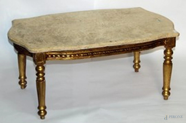 Basso tavolino di linea rettangolare in legno dorato con piano in marmo, h40x88x58 cm