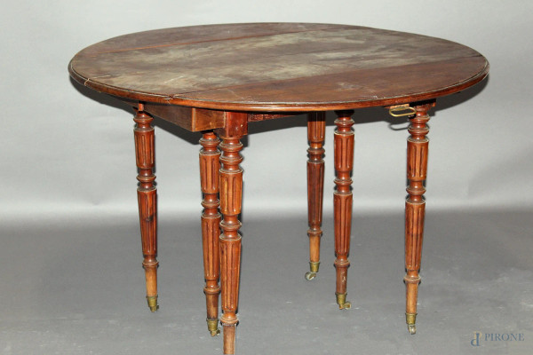 Tavolo a bandelle allungabile in mogano, poggiante su quattro gambe a colonne scanalate, XIX sec, h 76x110x110 cm.