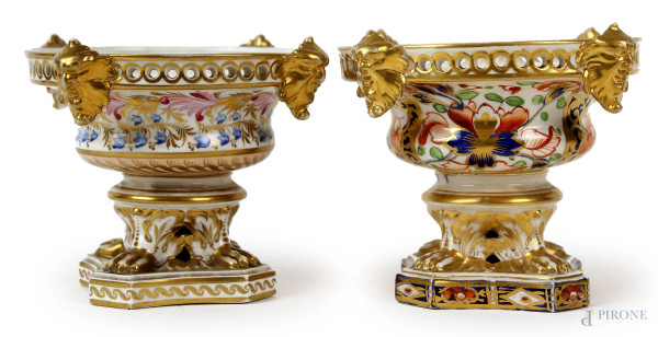 Lotto di due alzatine in porcellana Derby, XIX secolo, con decori floreali policromi e finiture dorate, vaschette poggianti su quattro zampe ferine, cm h 10, (segni del tempo)