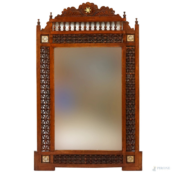 Specchiera araba in legno intagliato ed intarsiato, cm 97x58, XX secolo