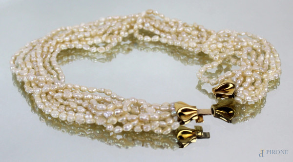 Collana di perle a nove fili, con chiusura a forma di fiocco in oro 18 kt