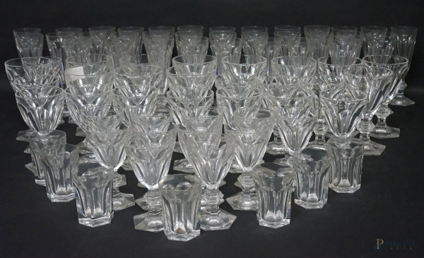 Servizio di bicchieri in cristallo Baccarat, XX secolo, composto da: 12 calici grandi, 12 calci medi, 11 calici piccoli, 7 bicchierini da liquore, 33 flute