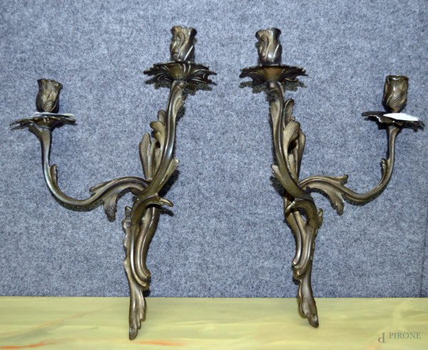 Coppia di appliques a due luci in bronzo, Francia, cm 36x27.